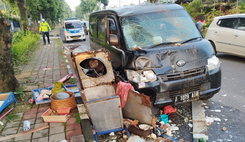 Minibus Tabrak Gerobak Soto di Bogor, 1 Orang Terluka