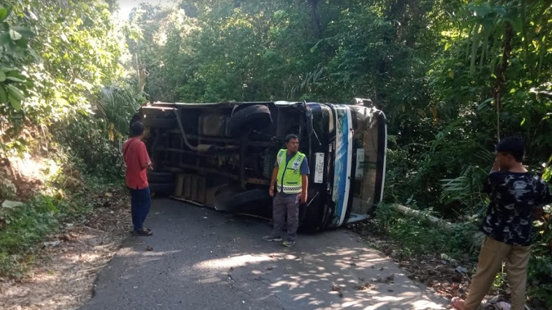 Kecelakaan di Malang, Bus Rombongan Wisatawan Terguling di Tanjakan Arah Pantai Balekambang