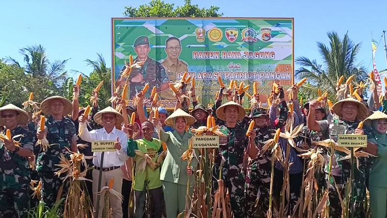 Pangdam Udayana dan Petani Panen Raya Jagung di Gunung Malang Lombok Timur
