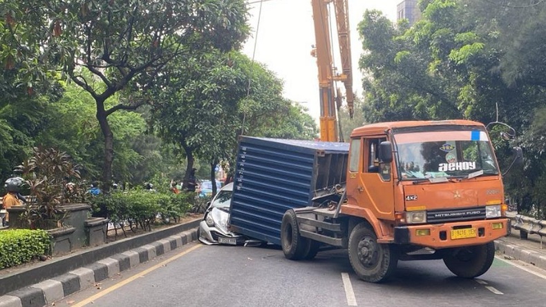 Kecelakaan di Ahmad Yani Bekasi, Kontainer Terguling hingga Timpa Mobil Sigra