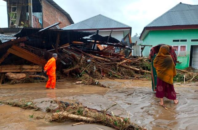 Banjir Bandang Luwu Rendam Dokumen Penting di Wajo, Kemenag Distribusikan Buku Nikah