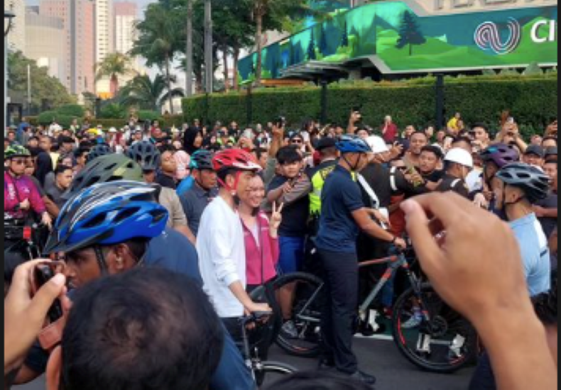 Jokowi Bersepeda dan Sapa Warga di CFD Sudirman-Thamrin
