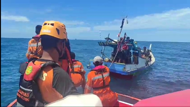 Kapal Mati Mesin di Perairan Semujur, 8 Pemancing Dievakuasi Tim SAR dalam Keadaan Lemas 
