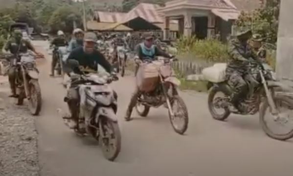 Naik Motor Trail, TNI Kirim Bantuan ke Pengungsi Banjir Bandang-Longsor di Luwu
