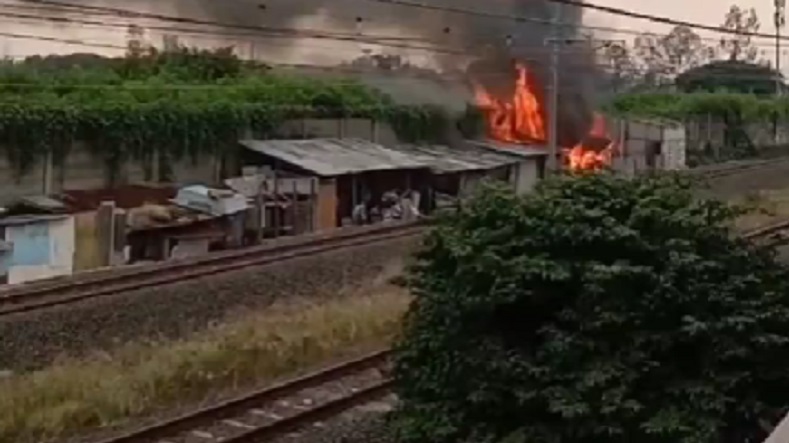 Rute KRL Taman Kota-Bojong Indah Terganggu, Ada Kebakaran di Dekat Rel