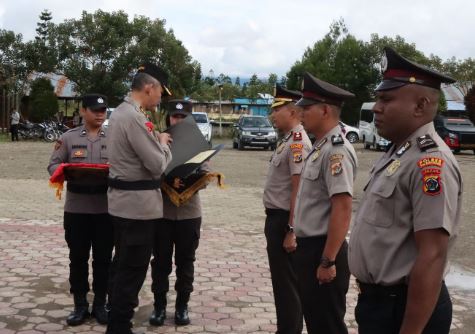 Kapolri Beri Pin Emas 3 Anggota Polisi di Pegunungan Bintang Papua, 5 Naik Pangkat