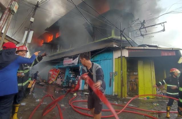 Kebakaran Kompleks Pasar Raya Padang Hanguskan 16 Toko, 1 Orang Luka-Luka