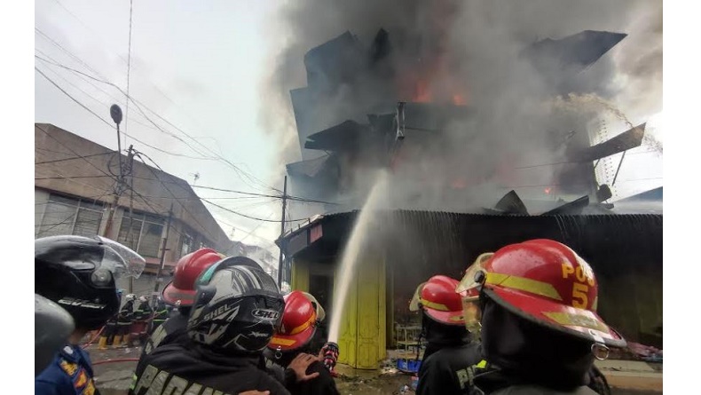 Kebakaran Toko Mainan di Pasar Raya Padang, 10 Armada Damkar Dikerahkan Padamkan Api