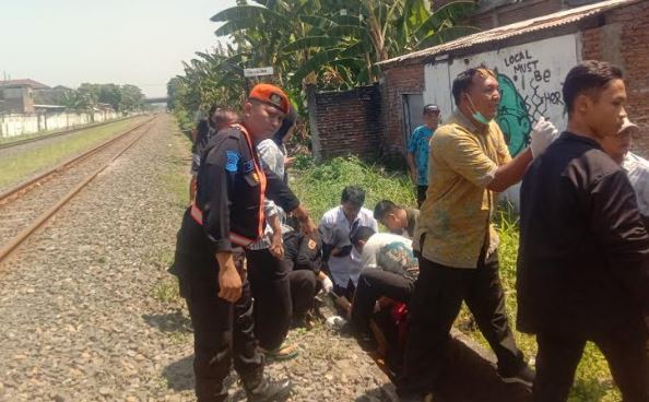 Pemotor Tertabrak KA Sembarani usai Terobos Pelintasan di Semarang, 1 Tewas