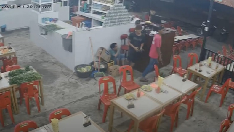 Sekelompok OTK Serang Warkop di Deli Serdang Terekam CCTV, Pengunjung Berhamburan Ketakutan