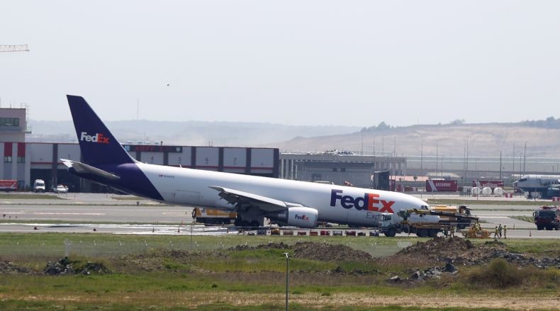Ngeri! Pesawat Boeing 767 Mendarat Tanpa Roda Depan di Bandara Turki