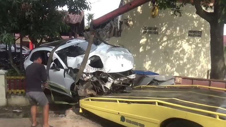 Viral Mobil Porsche Terbang Tabrak Warung, Berakhir Nyangkut di Pagar Polrestabes Medan