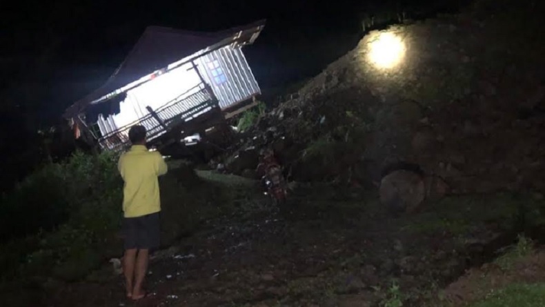 Banjir dan Longsor Terjang 2 Kecamatan di Pinrang Sulsel, 1 Orang Tewas Rumah Warga Rusak