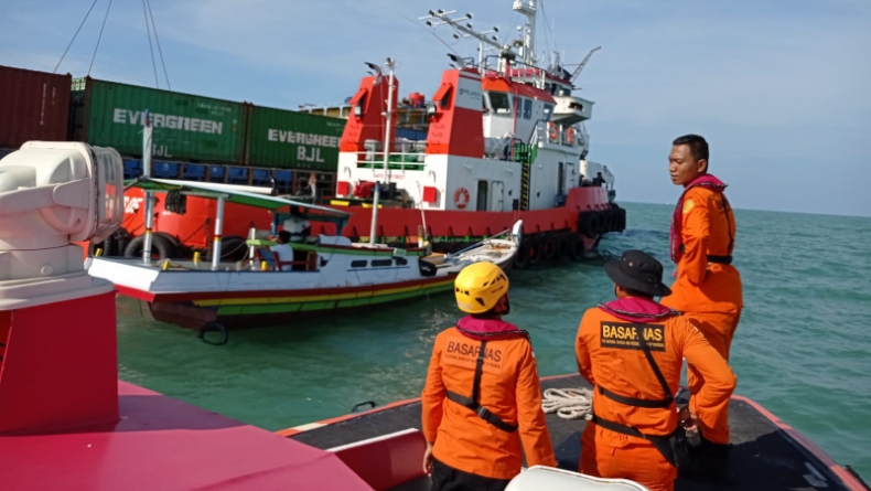 2 Kapal Kargo Kandas di Perairan Pasir Padi Pangkalpinang, Tim SAR Lakukan Evakuasi