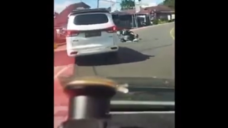 Viral Video Mobil Putih Kabur Usai Tabrak Pengendara Motor di Kepahiang Bengkulu