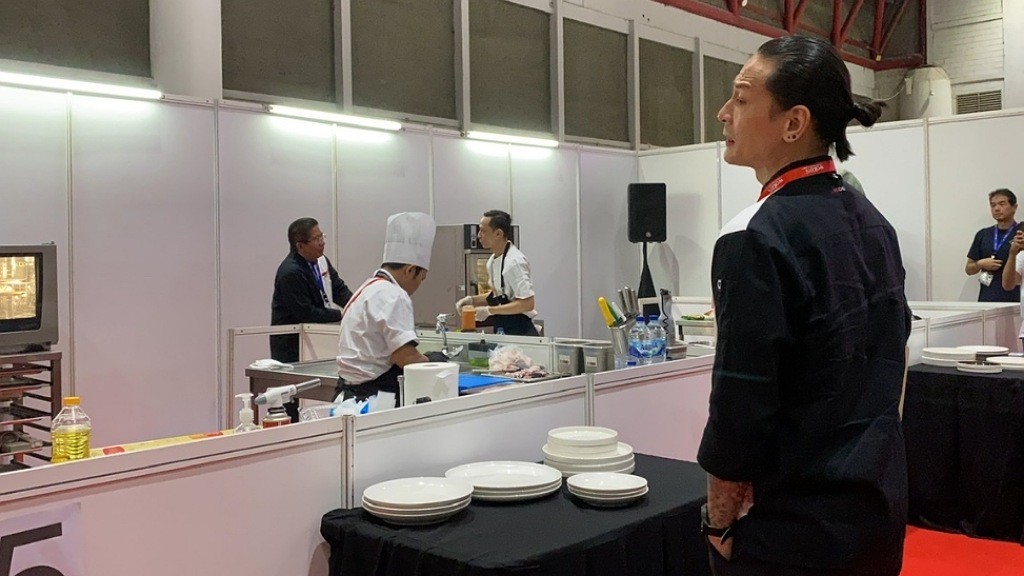 Intip Momen Chef Juna Diburu Emak-Emak Ingin Berfoto saat Jadi Juri di Chef Expo 2024