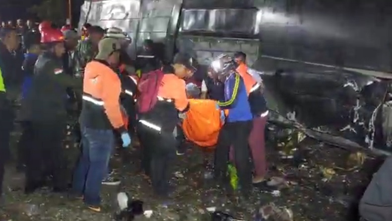 2 Korban Tewas Terjepit Bus SMK Kecelakaan di Turunan Ciater Dievakuasi ke RSUD Subang 
