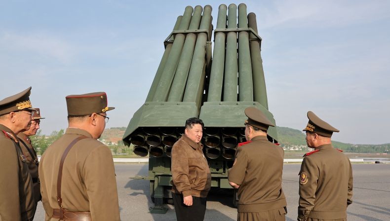 Kim Jong Un Pamer Roket Artileri Terbaru Korut, Siap Perang?