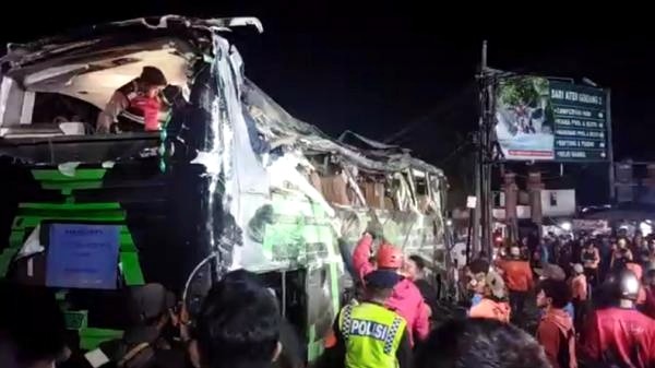 Olah TKP Kecelakaan Bus SMK Lingga Kencana Depok, Jalur Ciater Subang Ditutup