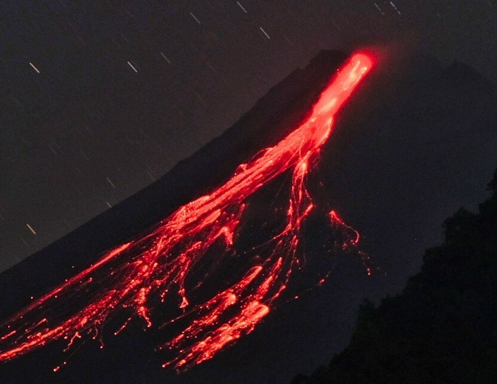 Gunung Merapi Muntahkan Lava Pijar Sejauh 1,7 Km ke Kali Bebeng