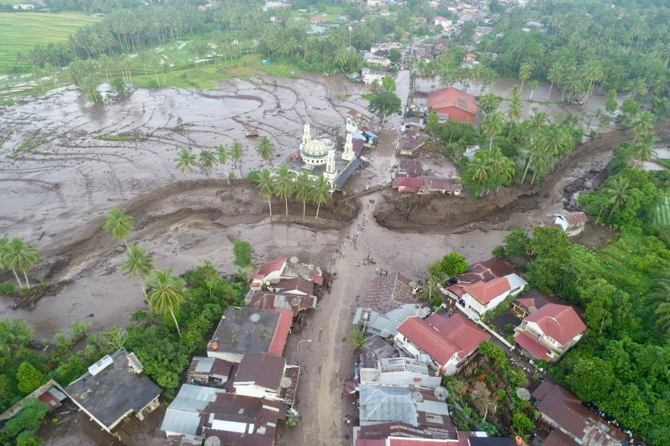 15 Korban Tewas Banjir Lahar Marapi Dibawa ke RS Achmad Mochtar