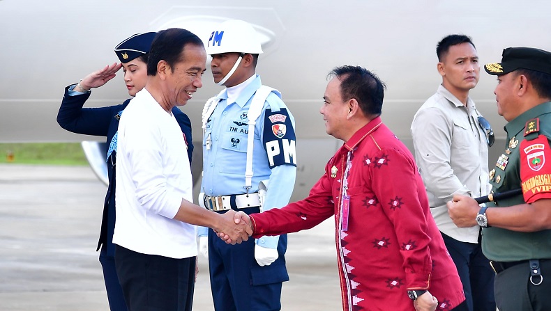Pj Gubernur Sultra Andap Budhi Revianto Sambut Kedatangan Presiden Jokowi di Kendari