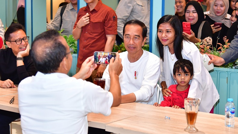 Momen Presiden Jokowi Sambangi Mal di Kendari, Warga Antusias Minta Foto