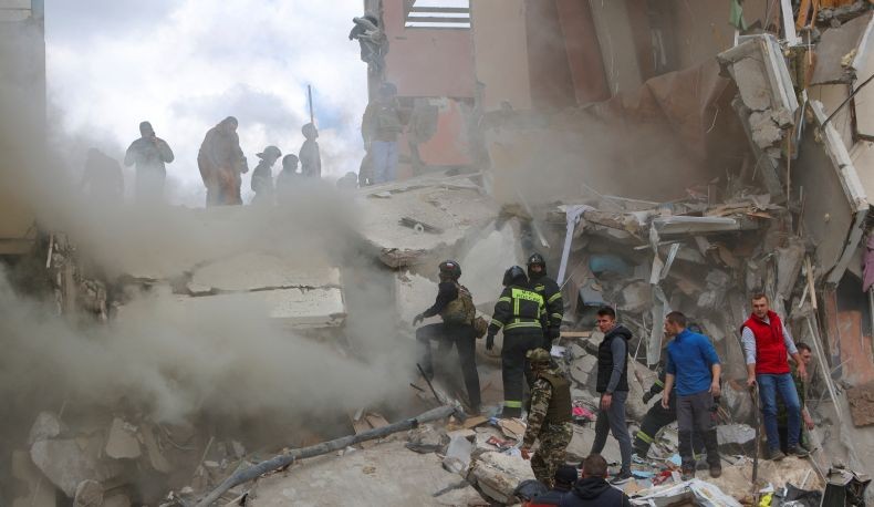 Pasukan Ukraina Bombardir Apartemen di Rusia sampai Ambruk, 19 Orang Tewas