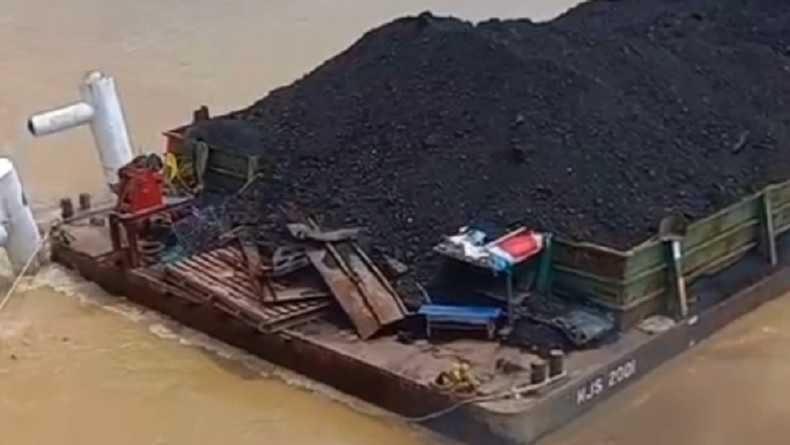 Viral Kapal Tongkang Pengangkut Batubara Tabrak Tiang Jembatan Ikon Jambi