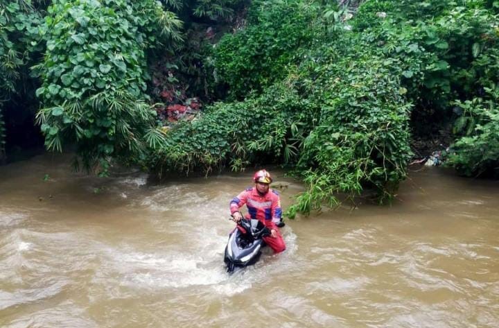 Hilang Konsentrasi, Pemotor Nyemplung ke Sungai di Cilebut Bogor