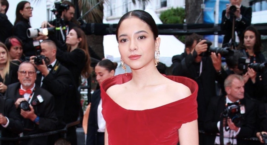 Putri Marino Tampil Memesona dengan Gaun Anggrek Bulan di Red Carpet Cannes Film Festival 2024