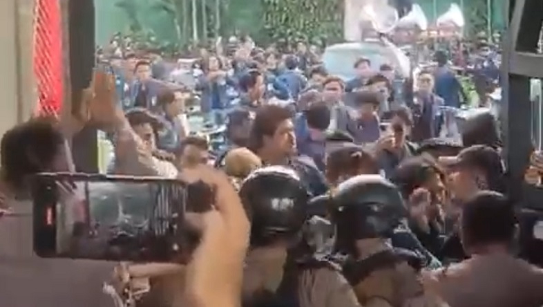 Mahasiswa Trisakti Demo di Gedung DPR, Saling Dorong dengan Petugas