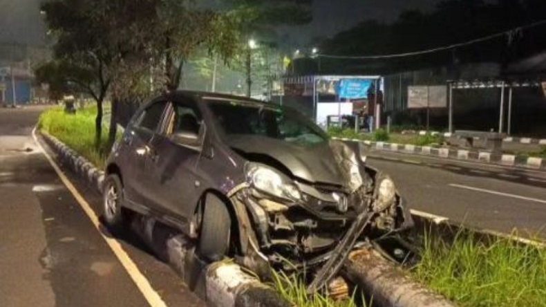 Kecelakaan Brio Tabrak Pohon Palem di Dekat Stadion Pakansari, Hilang Kendali