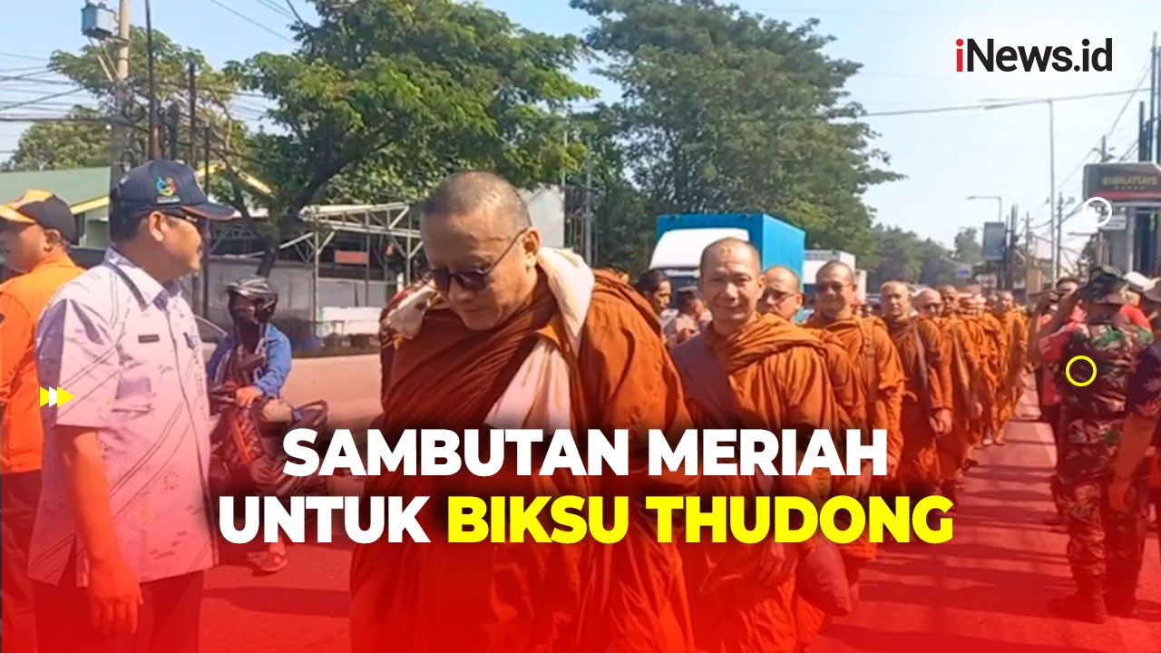 Warga Semarang Sambut Meriah Biksu Thudong yang Menuju Candi Borobudur