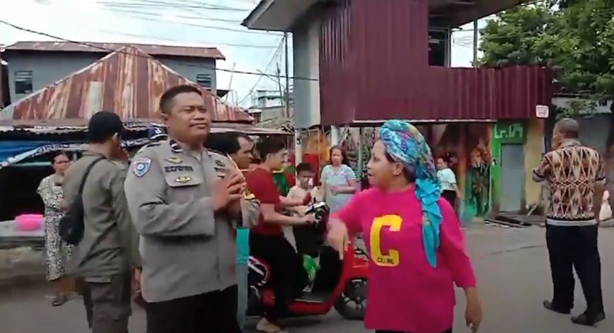 Viral Video Emak-Emak di Makassar Tampar dan Cakar Polisi, Dibalas dengan Senyum