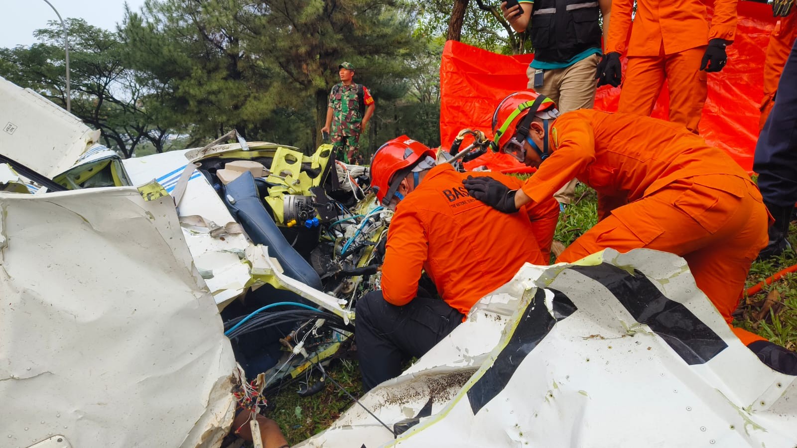 Pesawat Jatuh di BSD Tangsel, Basarnas Kerahkan Alat Potong untuk Evakuasi Korban Terjepit 