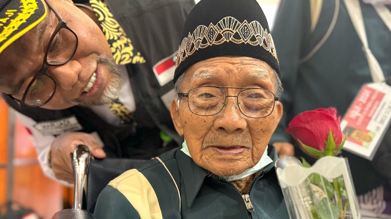 Pejuang 45 Harjo Mislan Jemaah Haji Tertua, Tersenyum Lihat Merah Putih di Baju Petugas