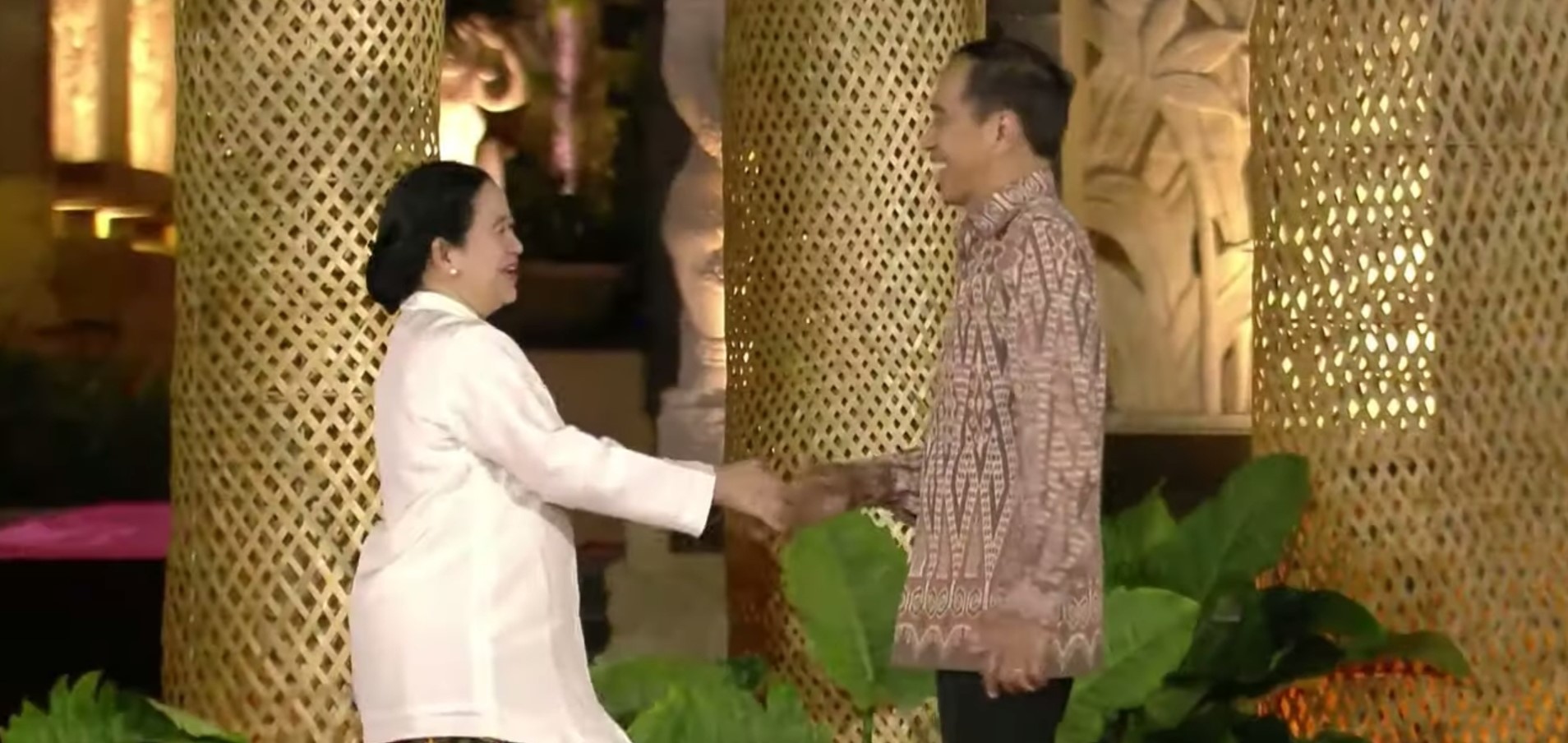 Momen Jokowi Bersalaman dengan Puan saat Gala Dinner KTT WWF