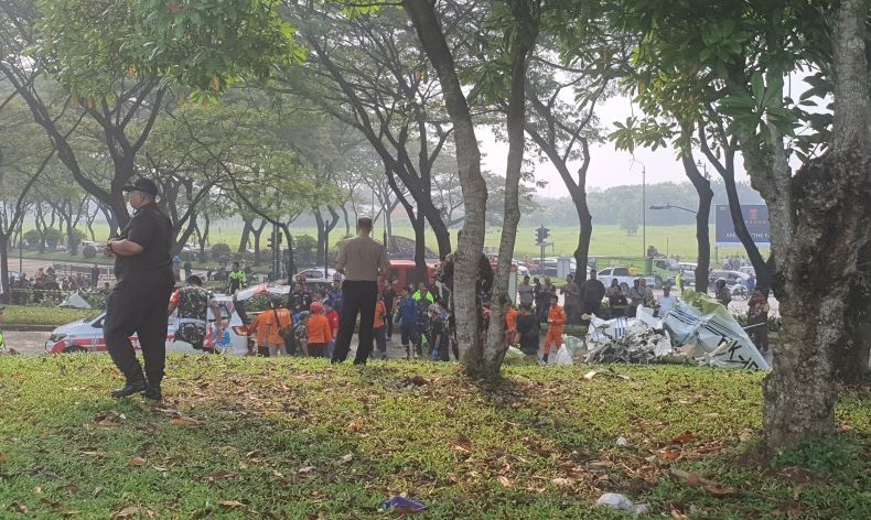 Suasana Mencekam di TKP Pesawat Jatuh Kawasan BSD Tangsel, Sudah Digaris Polisi