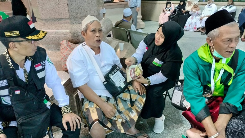 Petugas Siaga 24 Jam di Masjid Nabawi, Sigap Bantu Jemaah Haji Tersesat