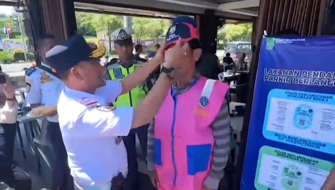 Viral Tukang Parkir Dikasih Seragam Warna Pink, Netizen: Bukan Dikurangi Malah Difasilitasi