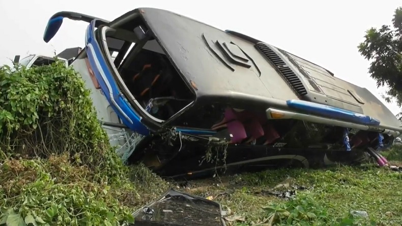 Kronologi Bus Apdesi Kecelakaan di Tol Tangerang-Merak, Oleng lalu Tabrak Pembatas Jalan