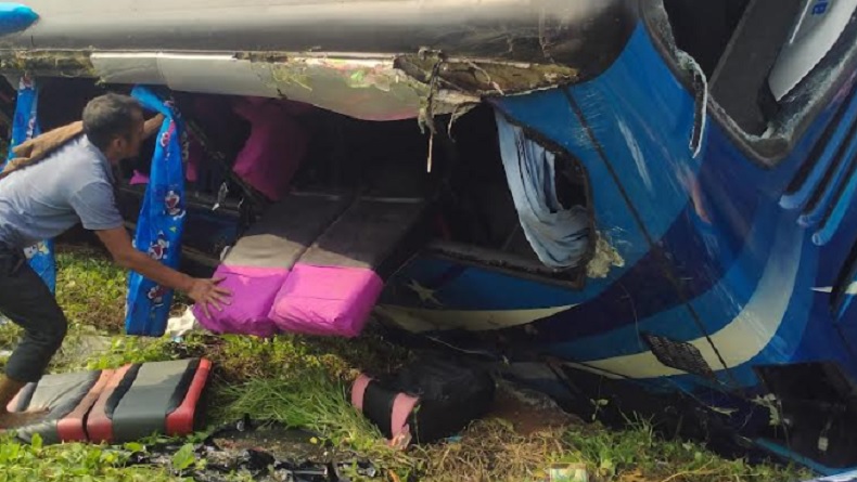 Bus Rombongan Perangkat Desa Kecelakaan di Tol Tangerang - Merak, 20 Orang Dilarikan ke RS