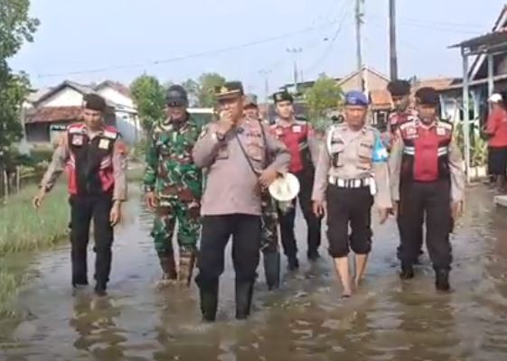 Banjir Rob Rendam Ratusan Rumah di Pemalang, Polisi dan TNI Beri Bantuan