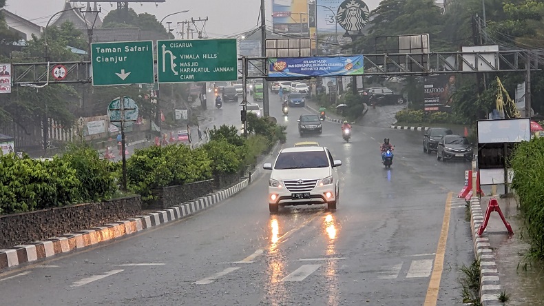 Puncak Bogor Diguyur Hujan Deras saat Long Weekend Waisak, Wisatawan Diimbau Waspada