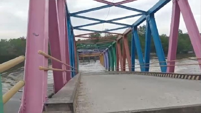 Viral Jembatan Warna-Warni di Meranti Riau Ambruk, Warga Berhamburan