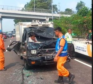 Kecelakaan di Tol Cipularang, Mobil Boks Tabrak Truk, Sopir Luka-luka