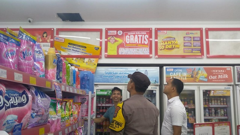 Maling Bobol Minimarket di Caringin Bogor, Ambil Rokok hingga Cokelat
