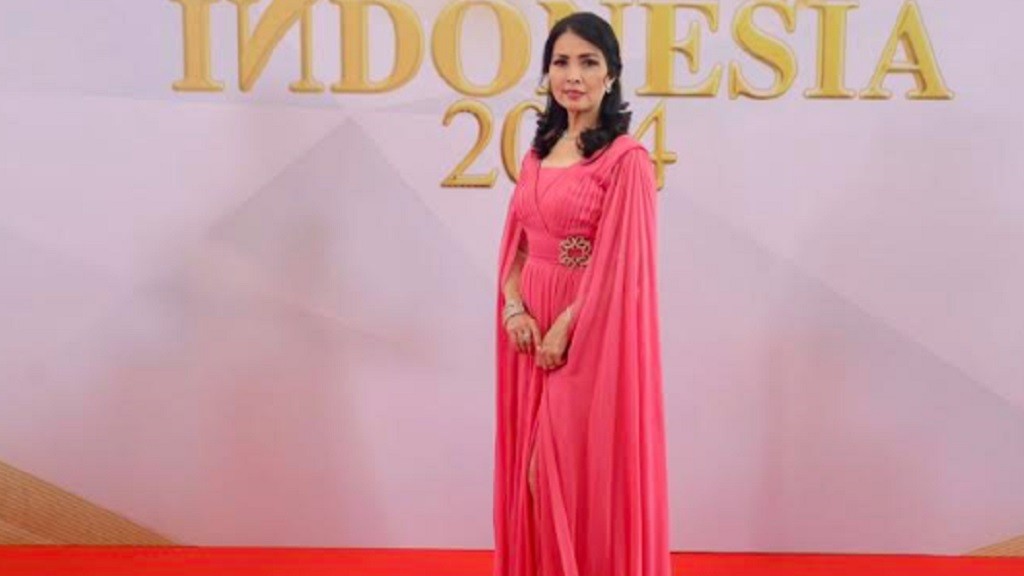 Potret Liliana Tanoesoedibjo di Red Carpet Miss Indonesia 2024: Tampil Anggun dengan Dress Merah Muda