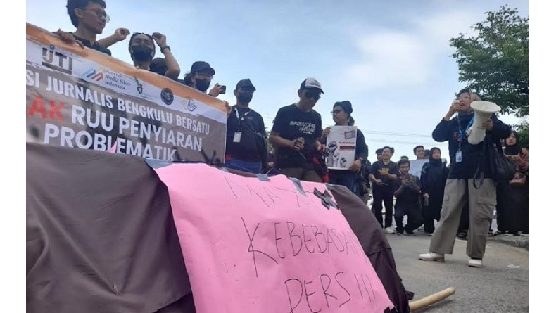 Tolak RUU Penyiaran, Jurnalis Bengkulu Gelar Aksi Jalan Mundur hingga Bawa Keranda Mayat